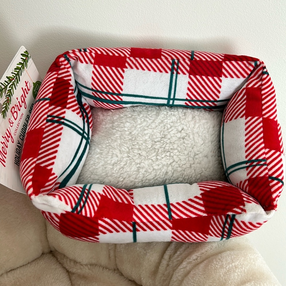 Holiday Small Pet Cuddler Bed